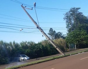 Poste cai em acidente e fio pega fogo na Zona Sul de Londrina