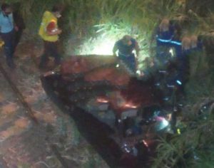 Carro cai de pontilhão e para na linha do trem na Zona Leste de Londrina