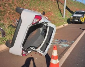Carro capota e motorista fica ferido na Zona Oeste de Londrina