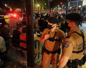 Fiscalização contra covid fecha 21 estabelecimentos em Curitiba
