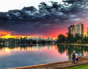 Um incrível céu no Lago Igapó em Londrina