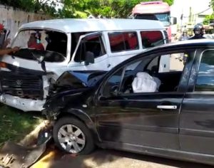 Colisão frontal deixa motoristas feridos na Zona Leste de Londrina