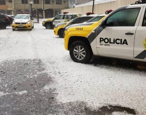 Chuva de granizo forma tapete de gelo em Curitiba; veja vídeo