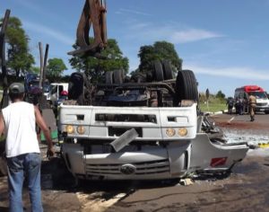 Caminhão com placas de Cambé tomba na PR-160; duas vítimas fatais