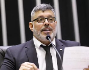 Projeto pede que quem não se vacinar contra covid pague o próprio tratamento