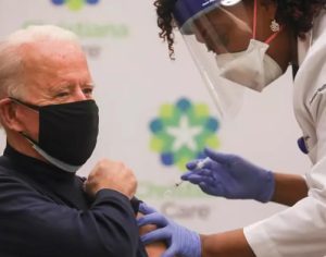 Joe Biden recebe primeira dose de vacina contra covid-19 nos EUA
