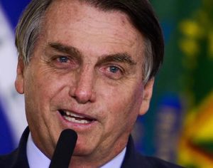 Bolsonaro diz que seria ‘irresponsabilidade’ comprar vacinas em 2020