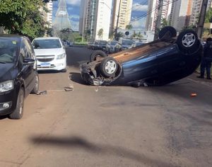 Veículo capota em acidente na Gleba Palhano em Londrina