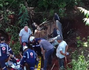 Carro cai em barranco e deixa três feridos em Arapongas; criança estava junto