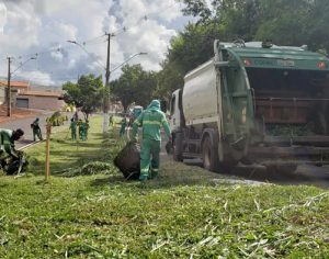 CMTU executa ações de limpeza em vários pontos de Londrina