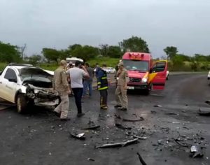 Acidente com colisão frontal interdita PR-445 em Londrina