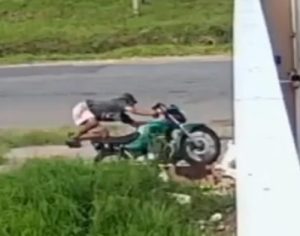 Motociclista fica em estado grave após bater contra muro no PR; vídeo