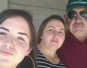 Pai, mãe e filha morrem após colisão entre carro e caminhão no Paraná