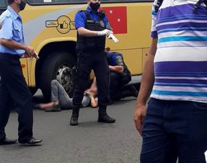 Motociclista fica ferido após acidente com ônibus em frente ao Terminal