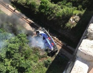 Ônibus cai de viaduto de 15 metros em MG e deixa 14 mortos, diz PRF