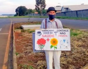 Senhor faz cartaz para motivar profissionais de saúde no Paraná