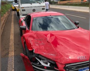 Youtuber londrinense se envolve em acidente com carro e moto na PR-445