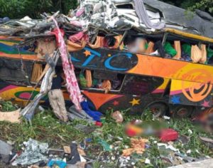 Ônibus despenca na BR-376, em Guaratuba, e 18 pessoas perdem a vida