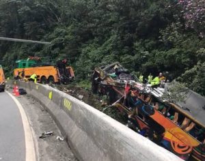 Sobe para 21 número de mortos em acidente na BR-376, em Guaratuba