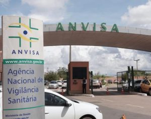 Anvisa decide neste domingo se aprova uso emergencial de vacinas