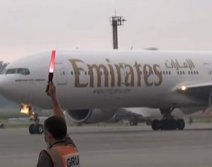 Avião com 2 milhões de doses de vacina da Índia chega ao Brasil