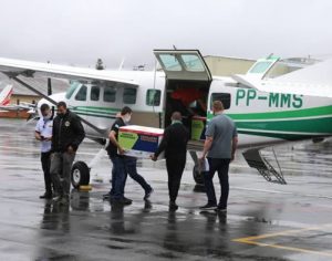 Piloto automático de avião de vacinas teve ‘atitude inesperada’, diz governo