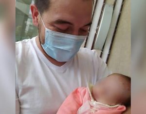 Bebê que nasceu de mãe intubada por covid deixa hospital no PR