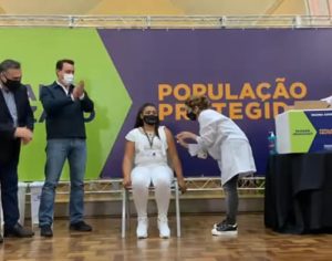 Enfermeira é a primeira pessoa vacinada contra covid-19 no Paraná