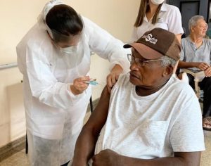 Idosos em asilos e índios já receberam 1ª dose de vacina no Paraná