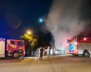 Incêndio atinge ferro velho na Zona Norte de Londrina