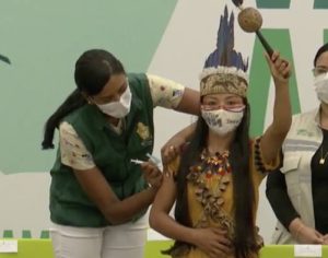 Indígena e profissional de saúde é 1ª vacinada contra covid-19 no Amazonas