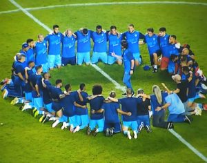 Que foto! LEC se reúne no gramado para comemorar; veja os melhores lances