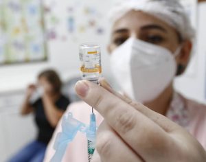 Paraná atinge 43% da população totalmente imunizada contra covid