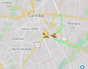 Avião que trouxe vacinas à Londrina faz curva errada e quase colide com jato; VÍDEO