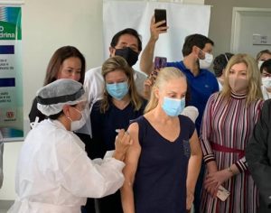 ‘Esperança’, diz 1ª enfermeira vacinada contra covid em Londrina