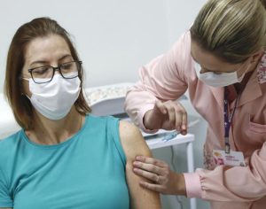 Paraná aplicou 1ª dose de vacina contra covid em 76,5 mil pessoas
