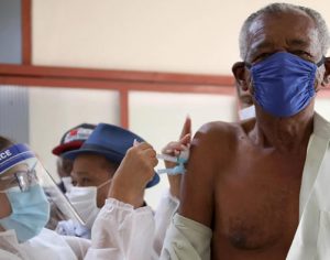 Londrina inicia vacinação anti-covid em idosos que moram em asilos