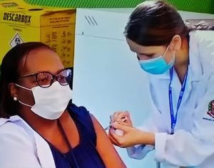 Enfermeira de São Paulo é primeira vacinada contra covid no Brasil