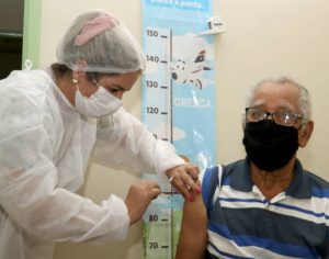 Idosos com mais de 90 anos começam a ser vacinados em Londrina