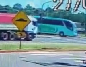 Câmera flagra acidente entre ônibus e carreta em Cambé; VÍDEO