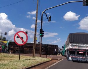 Ônibus com funcionários de mercado colide contra carreta em Cambé