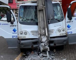 Caminhão sem freio de mão puxado bate em poste no Centro de Londrina