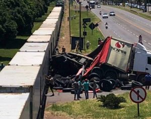 Caminhão é atingido por trem em Arapongas; VÍDEO