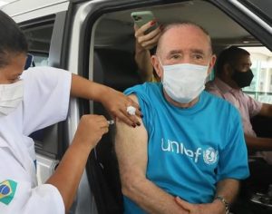 Renato Aragão, o Didi, é vacinado contra a covid-19