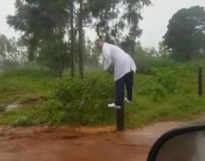 Auxiliar de enfermagem enfrenta enxurrada para vacinar idosos no Paraná