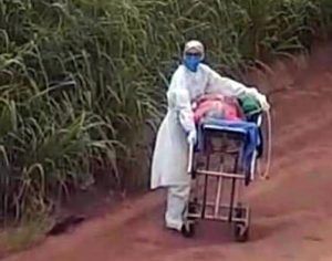 Enfermeira empurra maca de paciente com covid por 2 km na Transamazônica