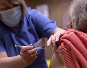 Cambé inicia vacinação de idosos com mais de 90 anos na quarta; veja os locais