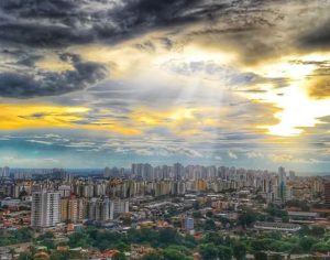 Uma iluminada imagem do céu de Londrina