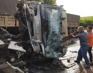Populares agem rápido e salvam motorista em acidente no Norte do PR