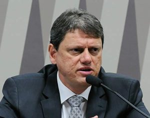 Ministro diz que caminhoneiros precisam ‘desmamar do governo’; ouça